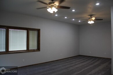 724 E 4th St N, Newton, IA 50208 - photo 4