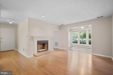 10000 Oakton Terrace Rd unit 10000, Oakton, VA 22124 - photo 6