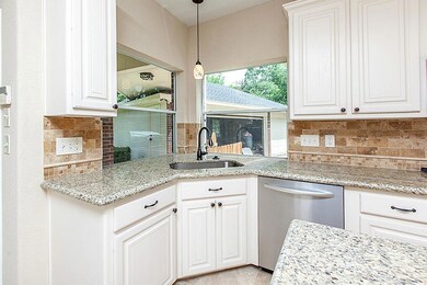 907 Middlecreek St, Friendswood, TX 77546 - photo 2