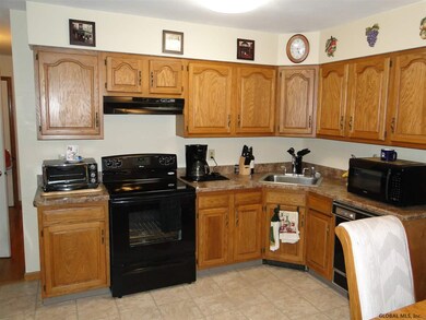 4 Mohawk Ave, Rensselaer, NY 12144 - photo 2