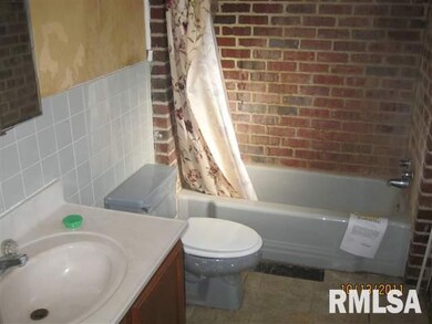 136 N Elliott St, Lincoln, IL 62656 - photo 6