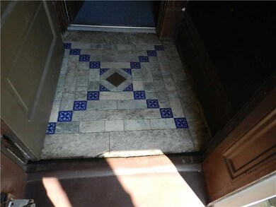 Entry/Foyer.