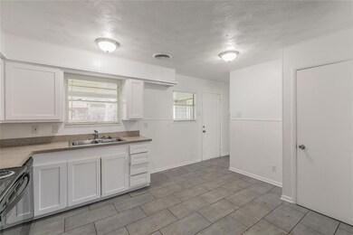 1226 SW 5th St, Grand Prairie, TX 75051 - photo 5