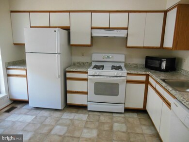 8306 Linden Oaks Ct, Lorton, VA 22079 - photo 4