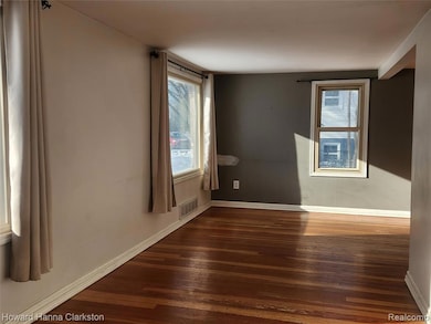 5748 Graves St, Waterford, MI 48327 - photo 2