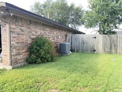 9406 Coast Bridge St, Houston, TX 77075 - photo 3