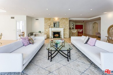 339 N Palm Dr unit 202, Beverly Hills, CA 90210 - photo 4