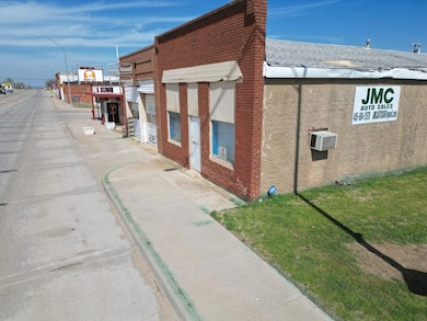 210 S Broadway, Geary, OK 73040 - photo 3