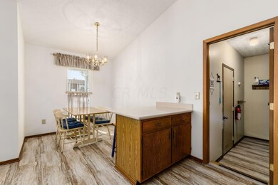 Eat-In Kitchen & Breakfast Bar