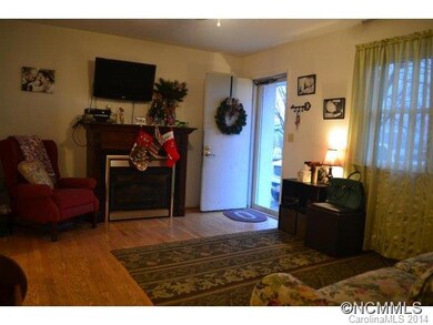 Livingroom w/ Gas Fireplace