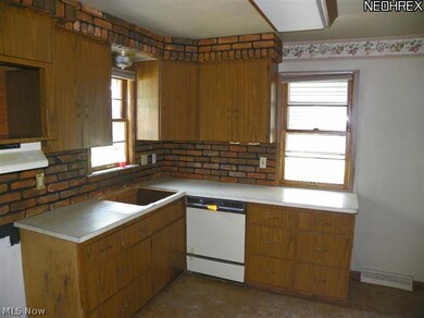 5493 Clement Ave, Maple Heights, OH 44137 - photo 3