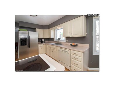 BRIGHT KITCHEN WITH GOOD WORK FLOW