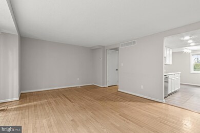 5449 Endicott Ln, Columbia, MD 21044 - photo 2