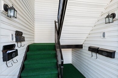 6 Texas Ct Matawan NJ 07747-large-004-00