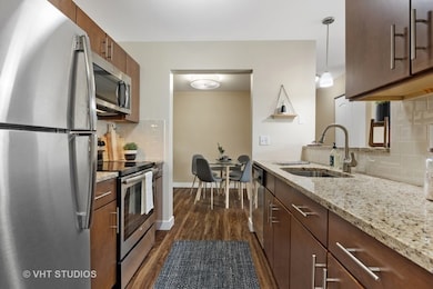 45 Kensington Cir unit 105, Wheaton, IL 60189 - photo 6