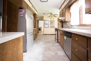 434 E Chestnut St, Nazareth, PA 18064 - photo 3