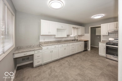 Kitchen w/ all new appliances & tile backsplash