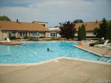 226 Pointe Cir N, Coram, NY 11727 - photo 4