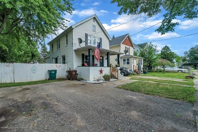 02-1633 Herbert St-WindowStill-Real