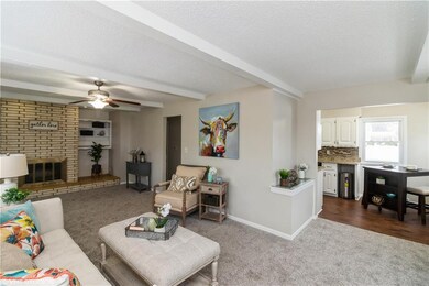 3303 E 25th Ct, Des Moines, IA 50317 - photo 2