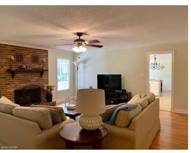 FAMILY ROOM 3(002)
