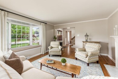 PICTURE WINDOW W/ SEATING!