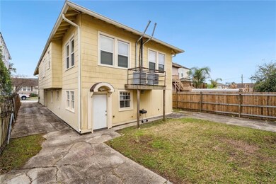 Back Yard (Unit 4209 has back door)