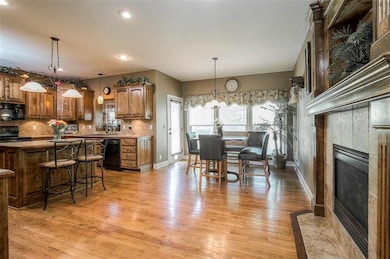 SPACIOUS KITCHEN WITH TWO ADDITIONAL SEATING AREAS