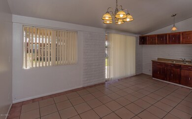 03 Kitchen Dining Rm 6674