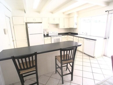 KITCHEN  BREAKFAST BAR