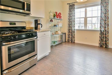 Eat-in Breakfast Area off the Kitchen with Views o