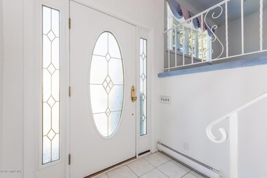 004-Foyer-3869191-medium