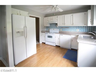 Kitchen. Tile backspalsh
