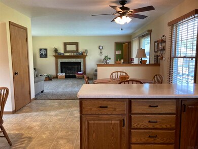 Lots of space in thoi kitchen with many wood cabin