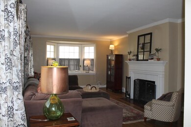 Living Room w Bay Window