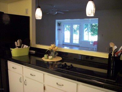 Kitchen - Open to L/R