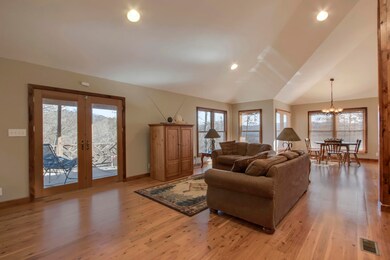03_EmeraldPoint_127_Living01