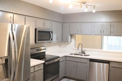 5661 Birchmont Dr unit 5, Houston, TX 77091 - photo 2