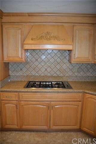 The 5-burner gas stovetop w/range hood