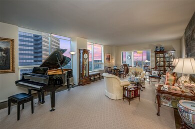 [Living Room]
A closer view of the living room tr