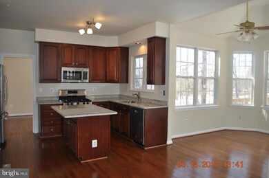 5600 Silk Tree Dr, Riverdale, MD 20737 - photo 4