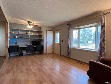 5335 Kelling St, Davenport, IA 52806 - photo 6