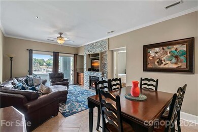 open floorplan w/dining area and family room