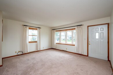 2124 Lauren Dr SW, Cedar Rapids, IA 52404 - photo 3