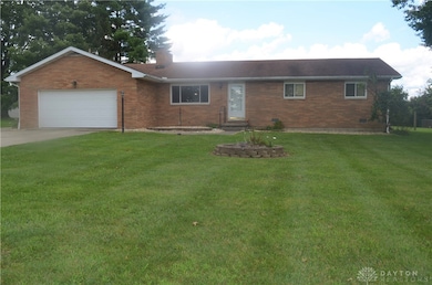Front view.  Lg front yard