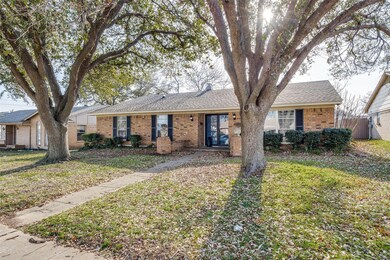 Ranch-style house with a front yard