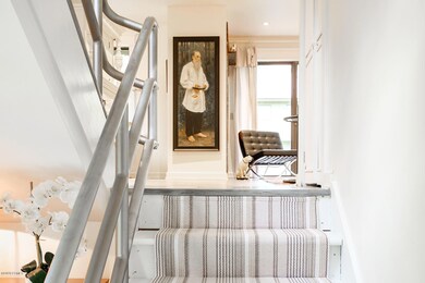 Stiar to living room