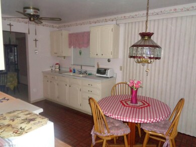 *SECOND VIEW OF KITCHEN*