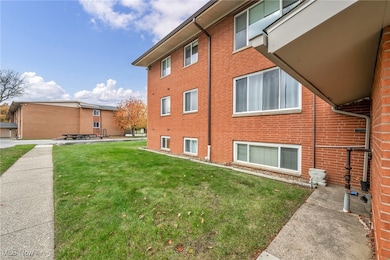 21999 River Oaks Dr unit F3, Rocky River, OH 44116 - photo 2