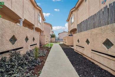 15928 Hunsaker Ave unit 7, Paramount, CA 90723 - photo 3